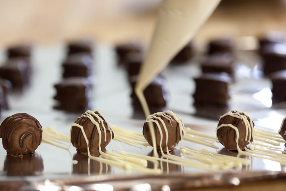 Quatro bombons de chocolate.