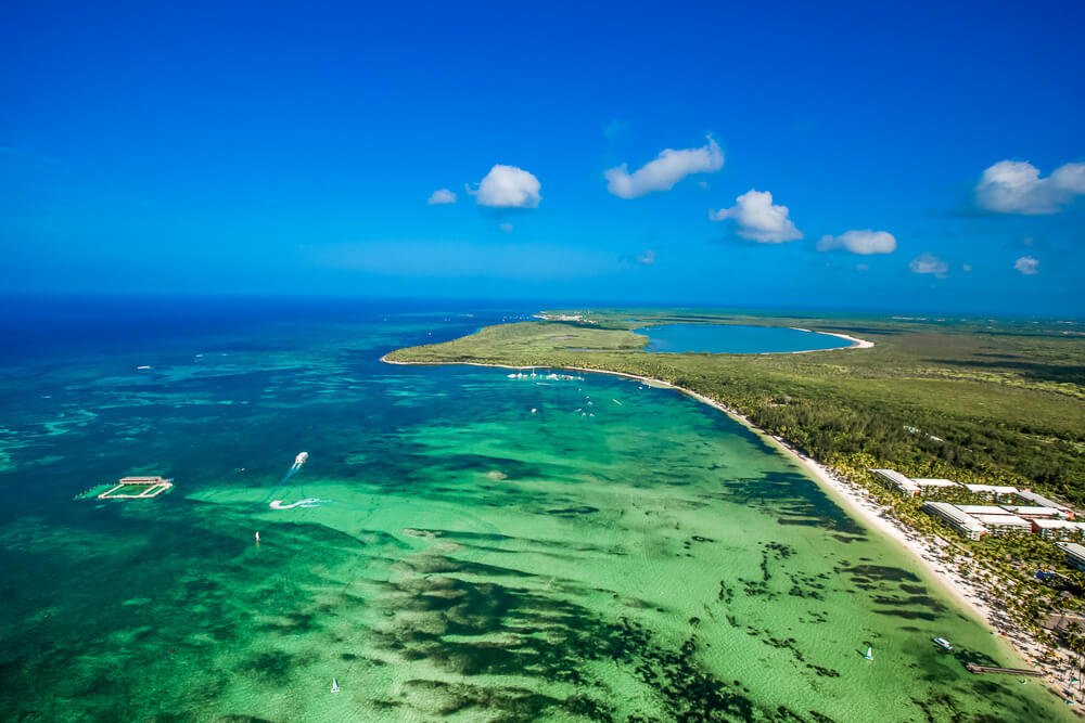 Céu azul e água translúcida esverdeada, em vista panorâmica da praia El Cortecito, em Punta Cana
