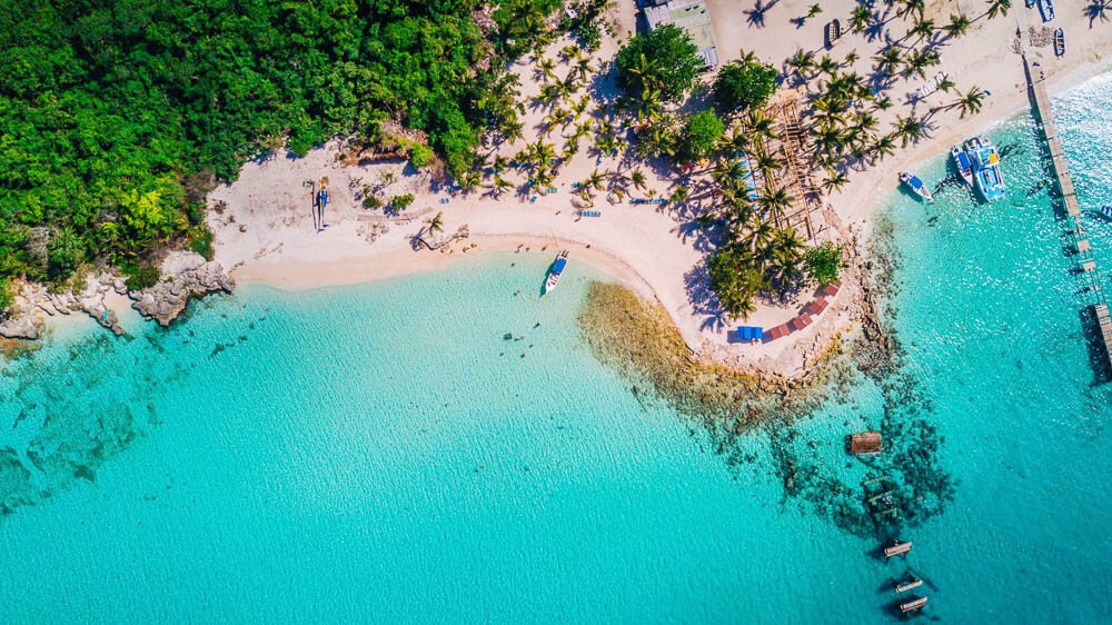Vista panorâmica da faixa de areia branca e mar azul turquesa da ilha de Saona, na República Dominicana