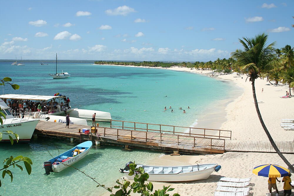 Mar azul-turquesa, banhando a areia branca da isla Catalina, na República Dominicana.