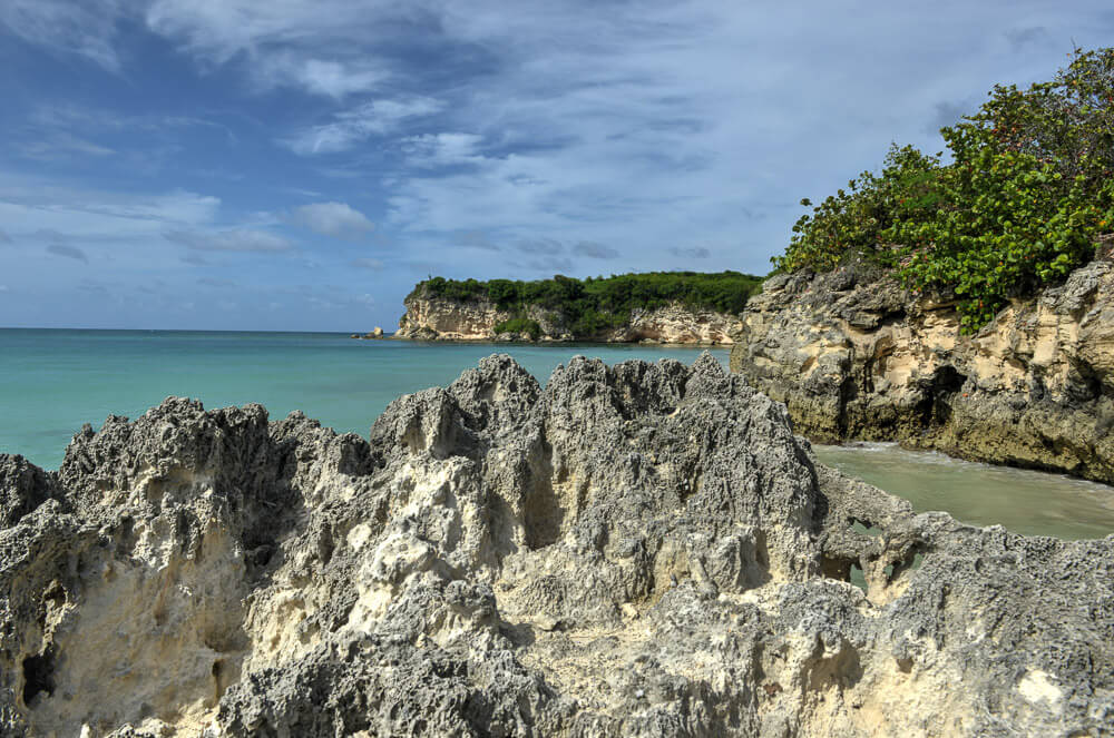 Rochas com vegetação no mar azul da ilha de Macao