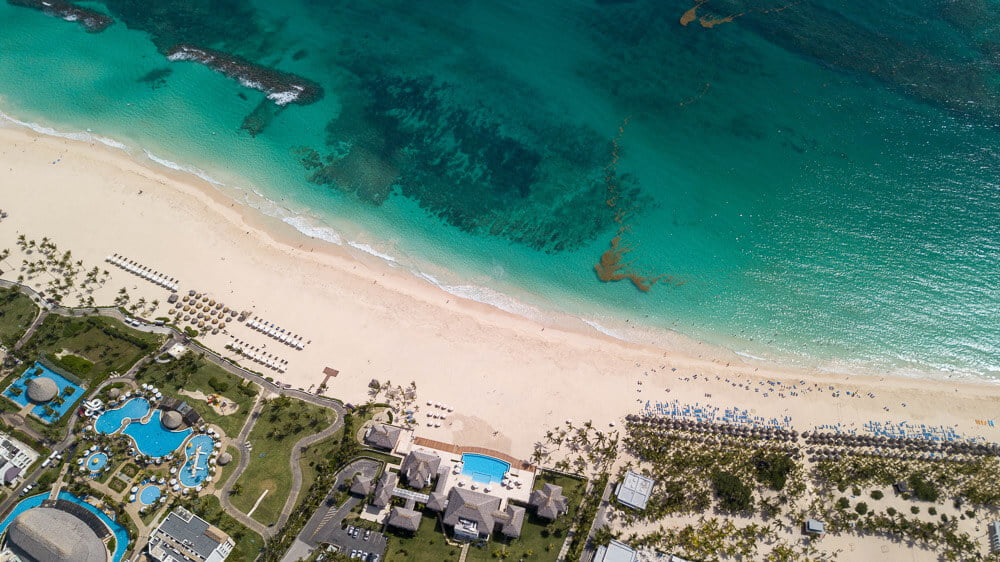 Vista panorâmica das águas translúcidas de tom esverdeado e areia branca, da praia de Punta Cana