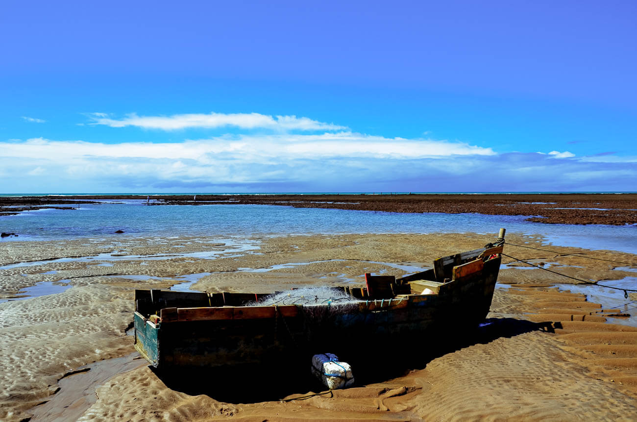 Barco de pescador ancorada na areia da Praia de Itapororoca em Trancoso.