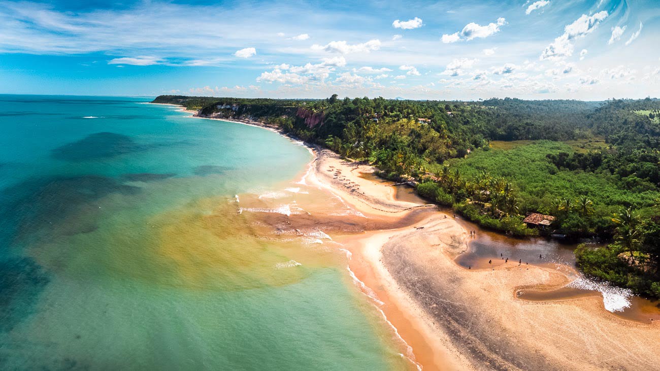 Vista de cima da Praia do Espelho com águas cristalinas
