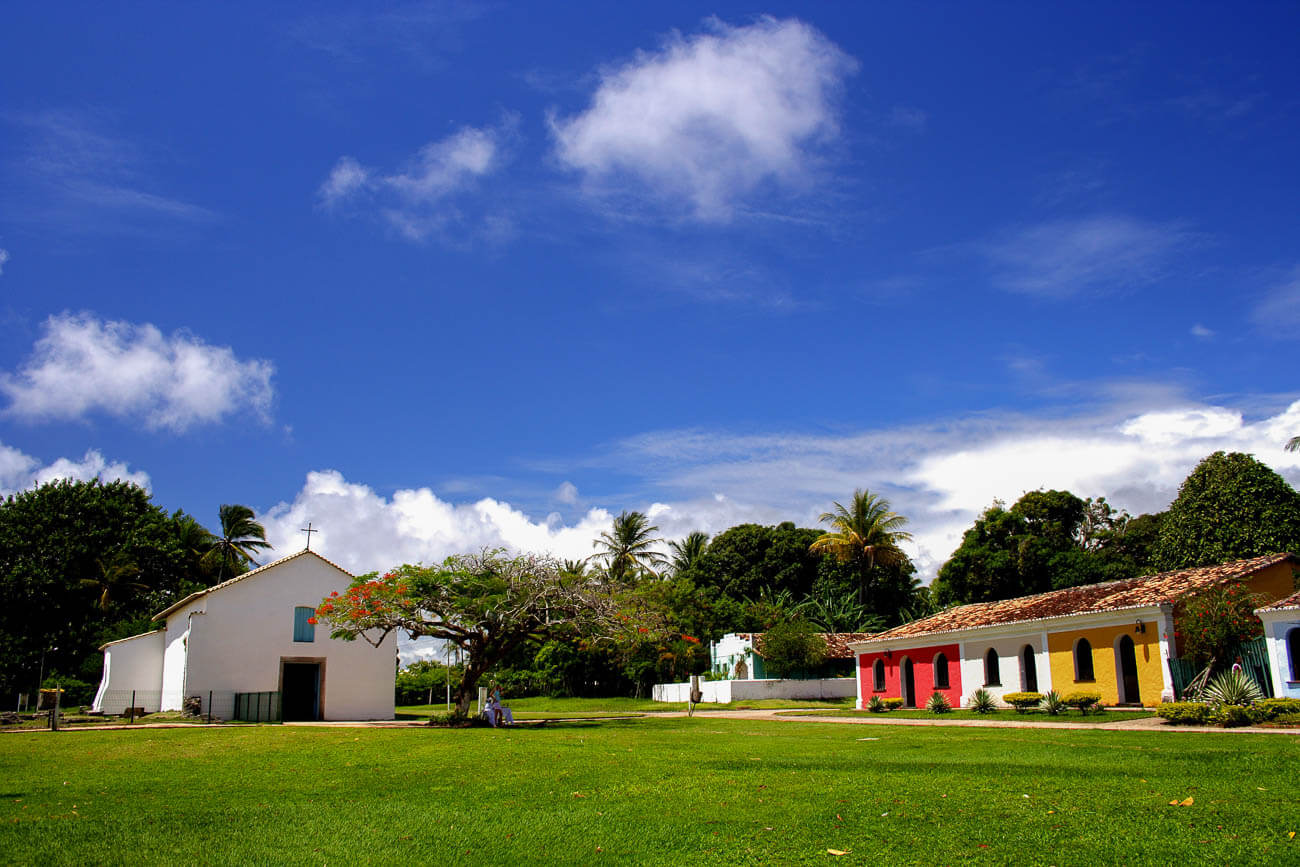 Área gramada do Quadrado de Trancoso com a Igreja de São João Batista