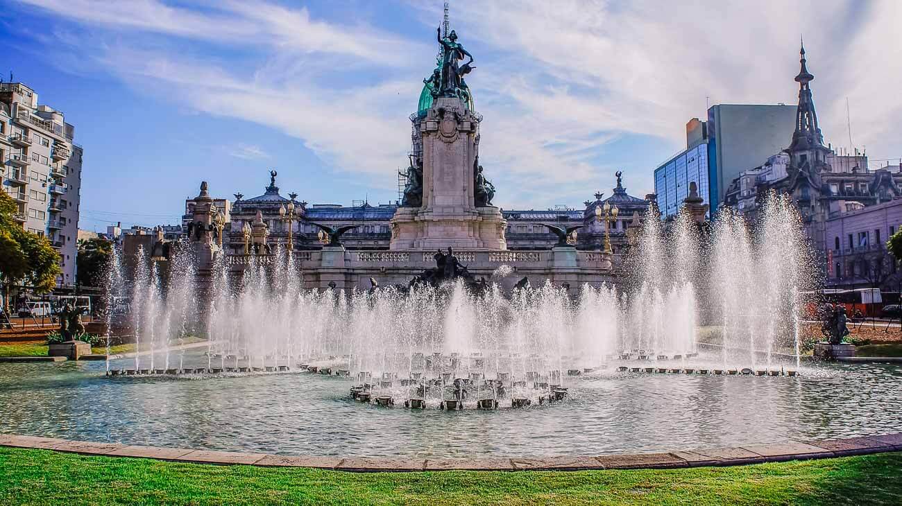 Chafariz em lago artificial em frente ao Congresso Nacional em Buenos Aires.