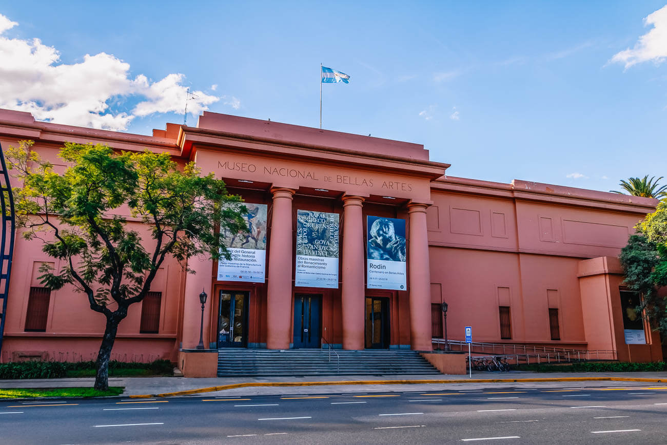 Fachada em cor rosa e grandes colunas no Museu Nacional de Belas Artes