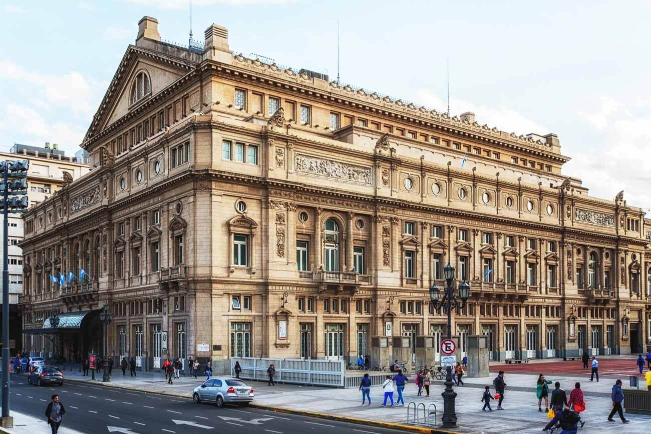 Fachada de arquitetura antiga do Teatro Cólon em Buenos Aires.