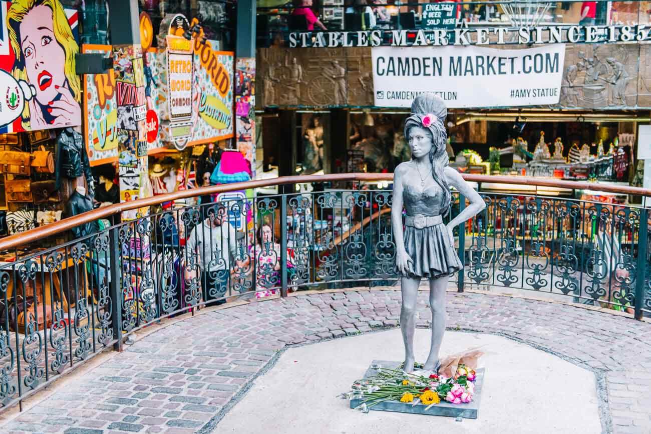 Estátua da cantora Amy Winehouse no bairro de Camden Town em Londres