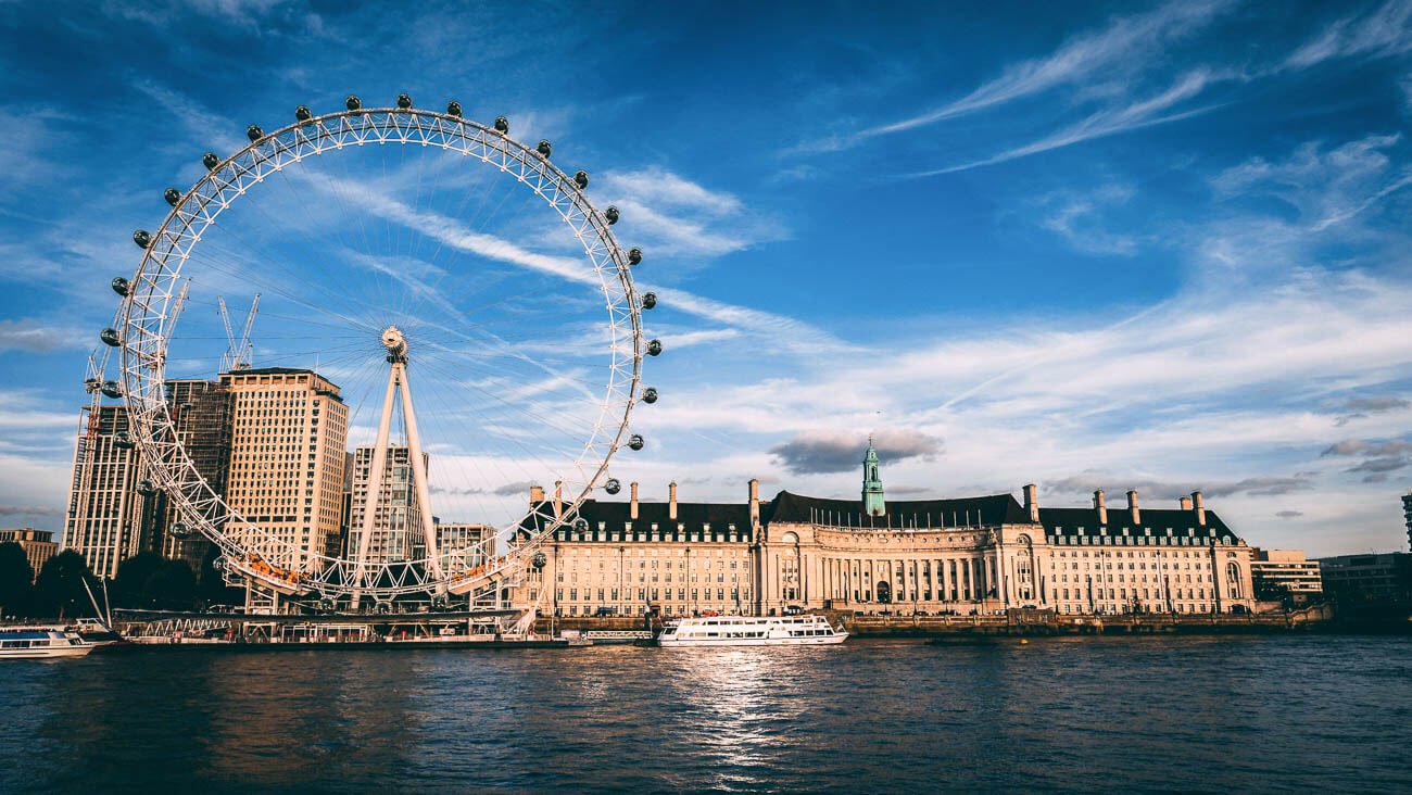 Vista panorâmica da London Eye no rio Tâmisa em Londres.