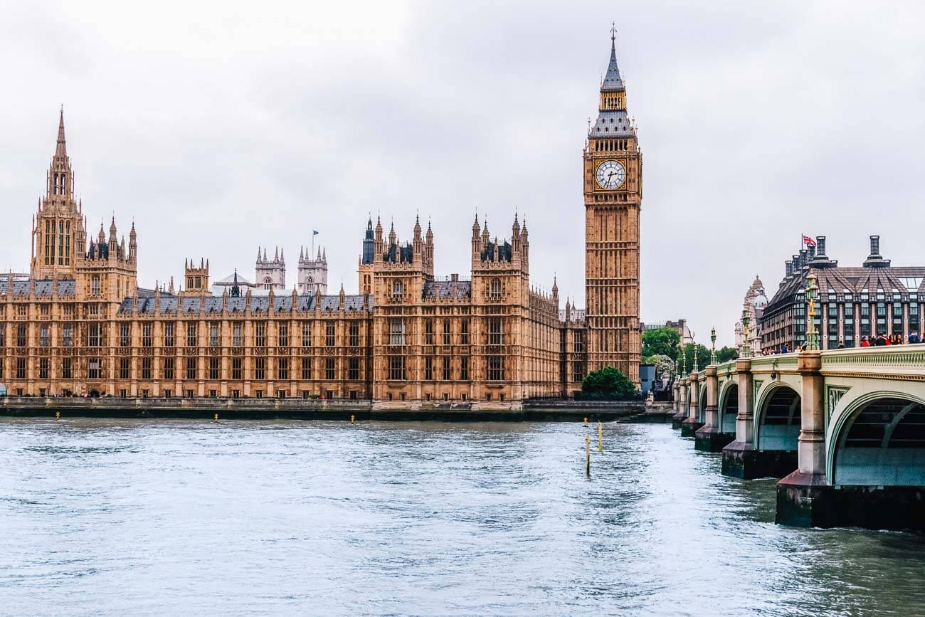 Vista panorâmica do Parlamento Inglês e da Torre do Big Ben no Palácio de Westminster em Londres, às margens do Rio Tâmisa.