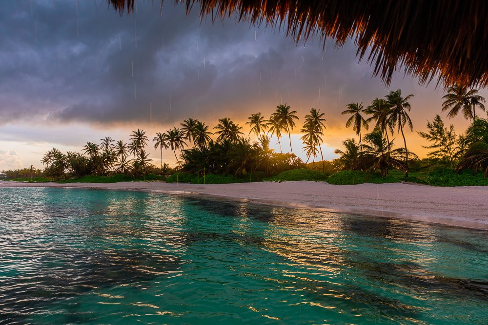 Praia em Cap Cana, Punta Cana, com areia vazia e mar de águas esverdeadas.