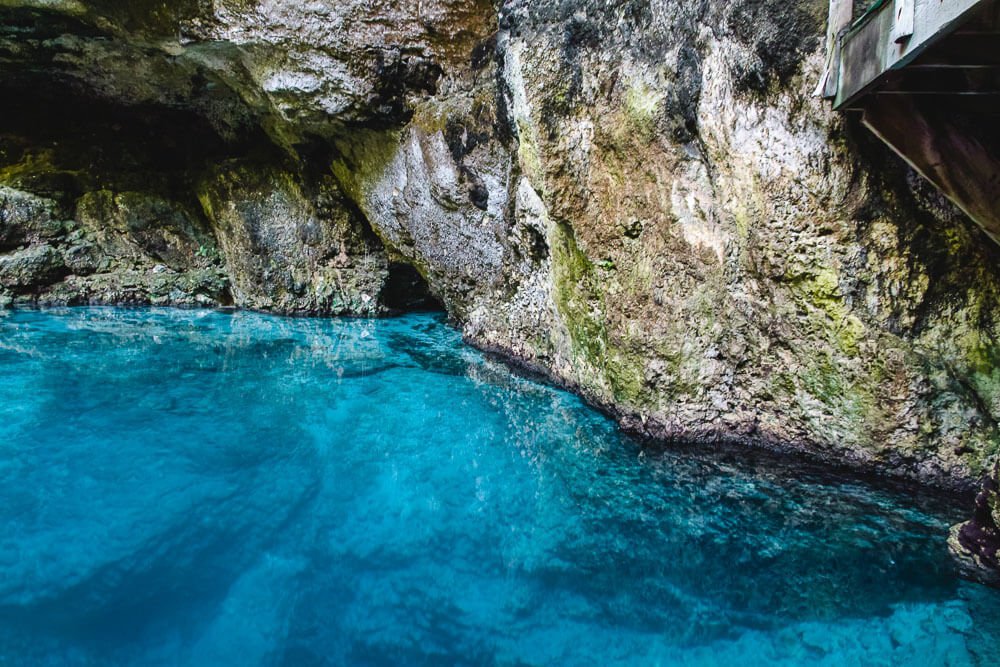 Cenote Hoyo Azul, em Punta Cana, vazio e composto por parede rochosa e águas cristalinas.