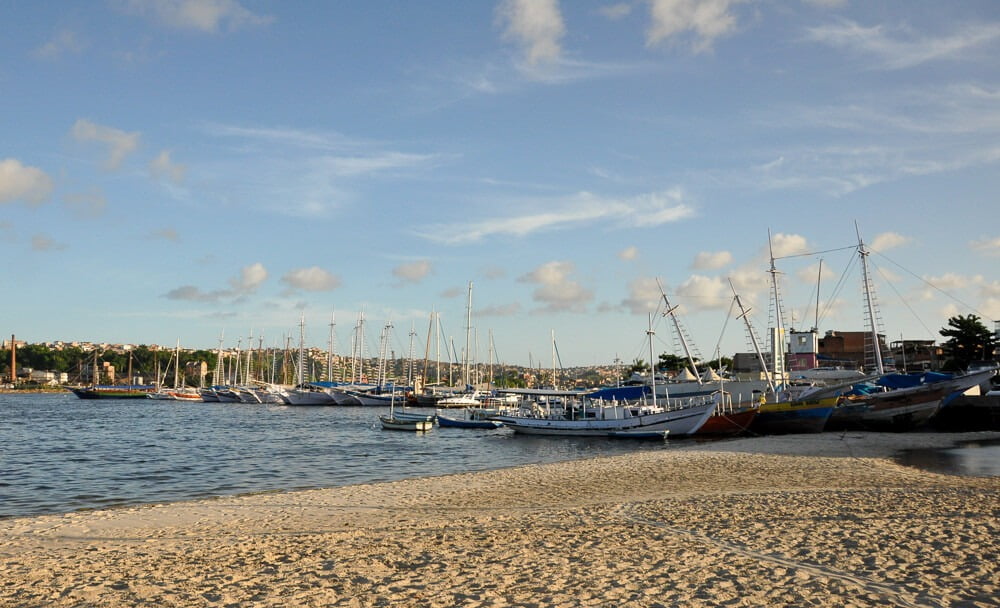 Praia da Penha com muitos barcos ancorados próximos à região costeira.