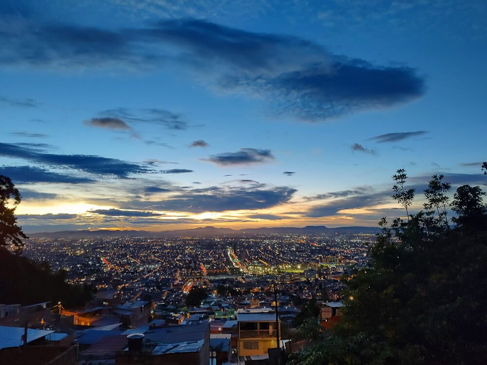 Vista panorâmica para a cidade de Bogotá à noite.
