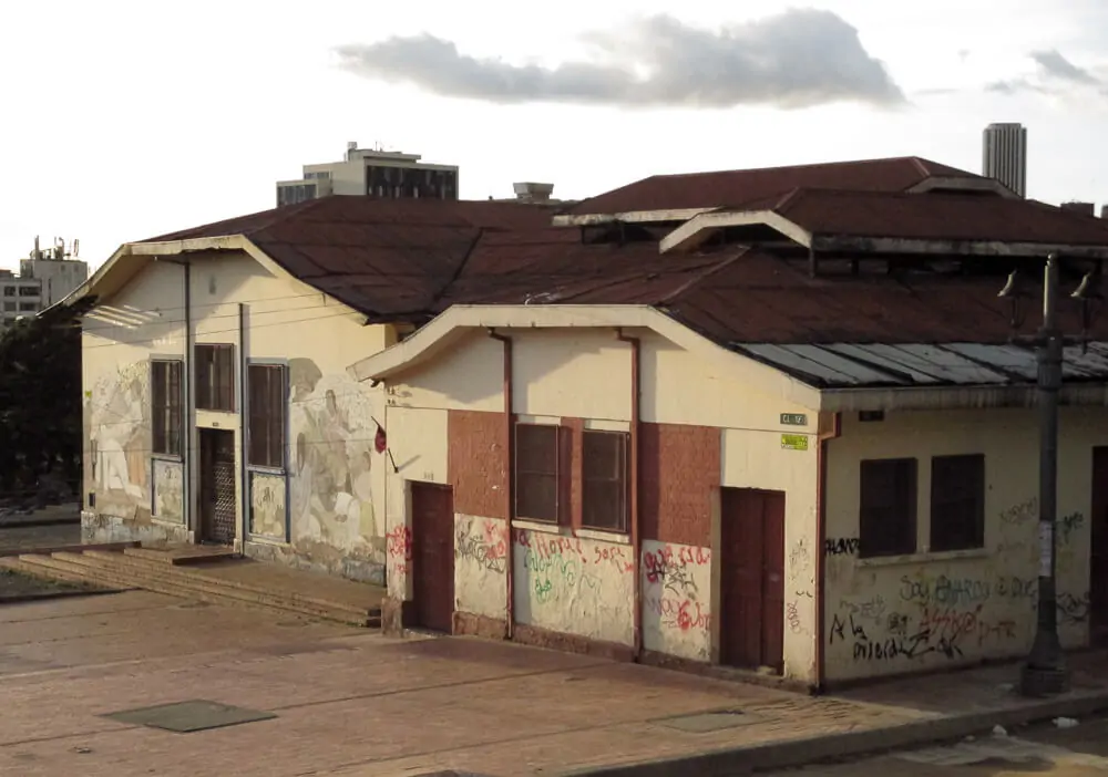 Mercado de La Concordia com teto marrom e paredes beges.