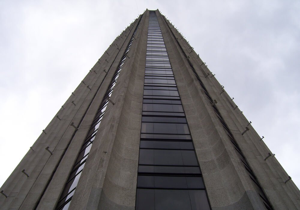 Torre Colpatria vista de baixo para cima.