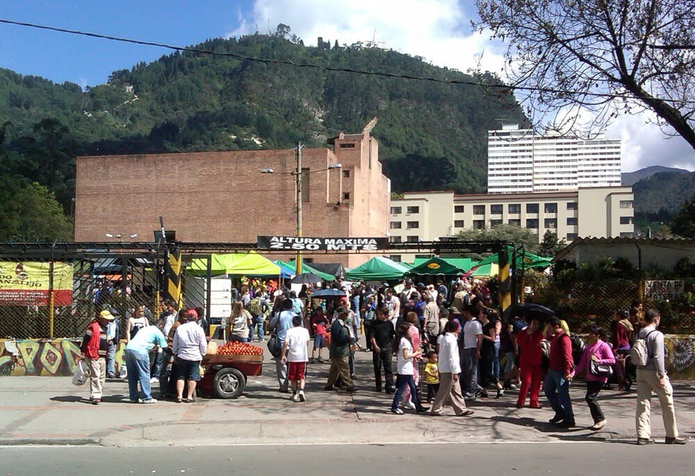 Entrada do Mercado de Las Pulgas com muitas pessoas no local.