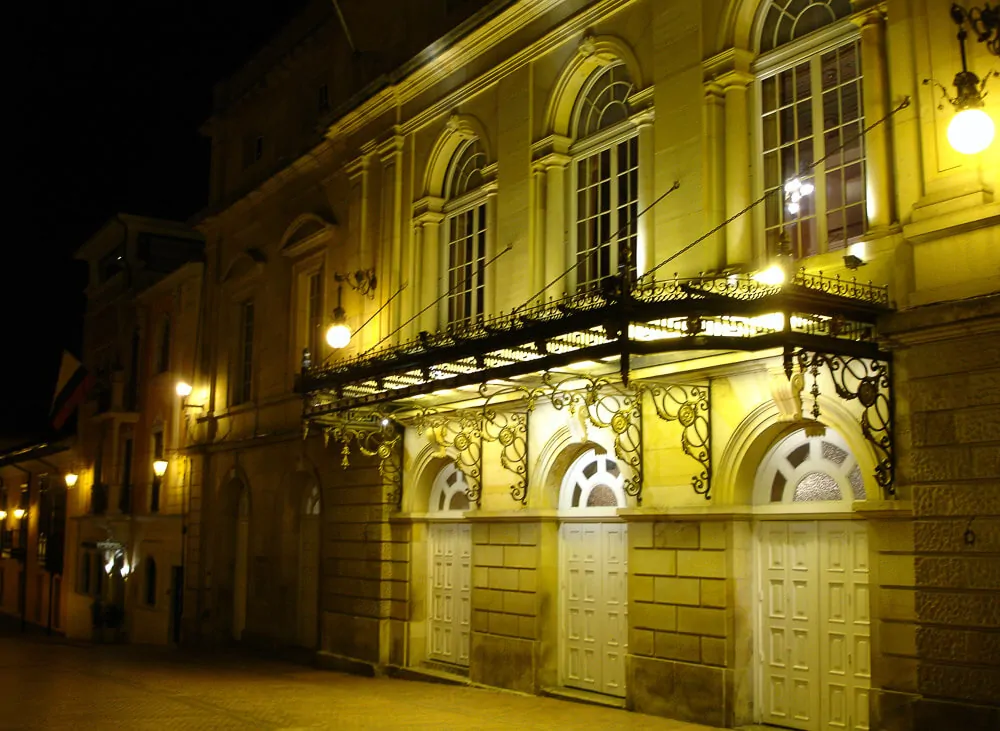 Entrada do Teatro Colón iluminada em uma noite vazia.