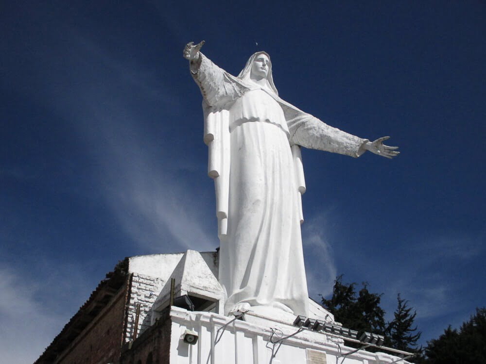 Imagem de Nossa Senhora de Guadalupe com os braços abertos no Cerro Nossa Senhora de Guadalupe.