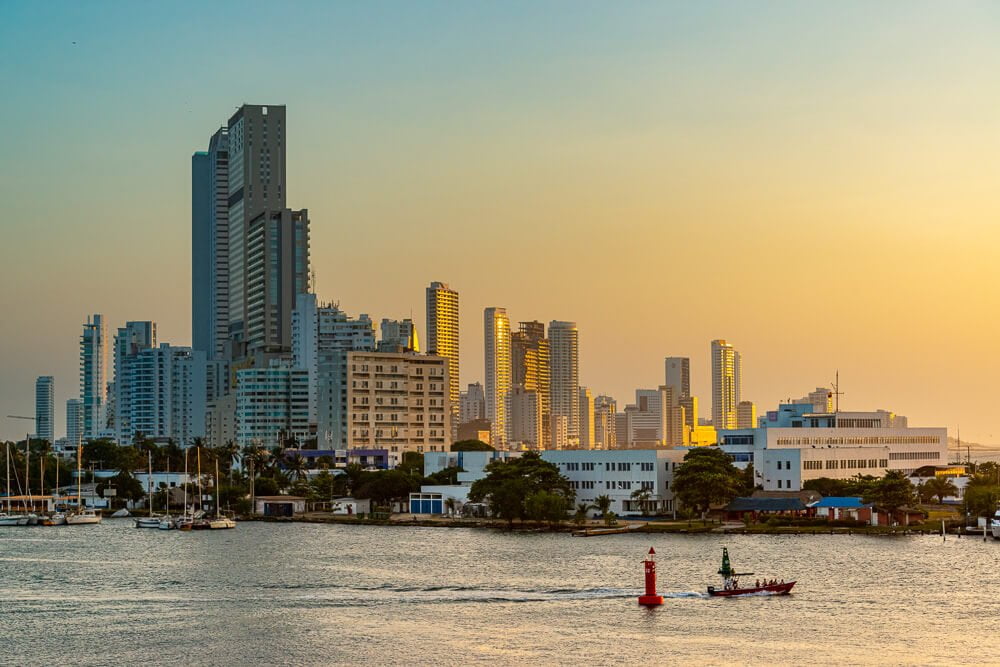 Vista dos prédios luxosos de Bocagrande e do mar de Cartagena em um fim de tarde.