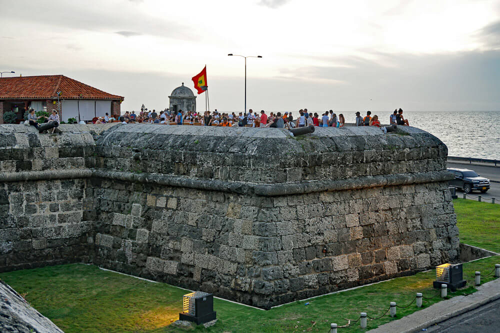 Café del Mar, localizado em cima da muralha de Cartagena, à beira-mar.