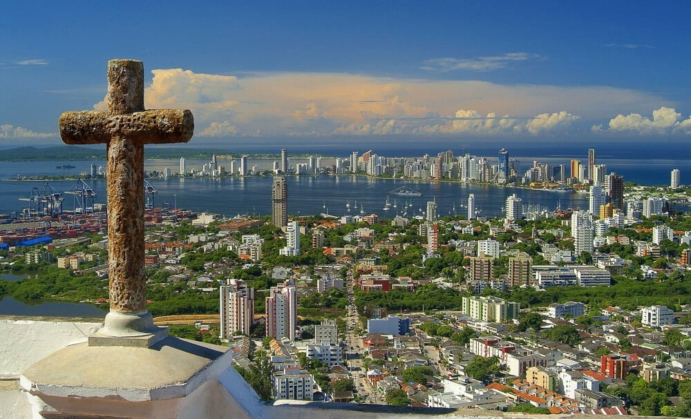 Cerro de la Popa e sua vista panorâmica para a cidade de Cartagena. Há uma cruz à esquerda.