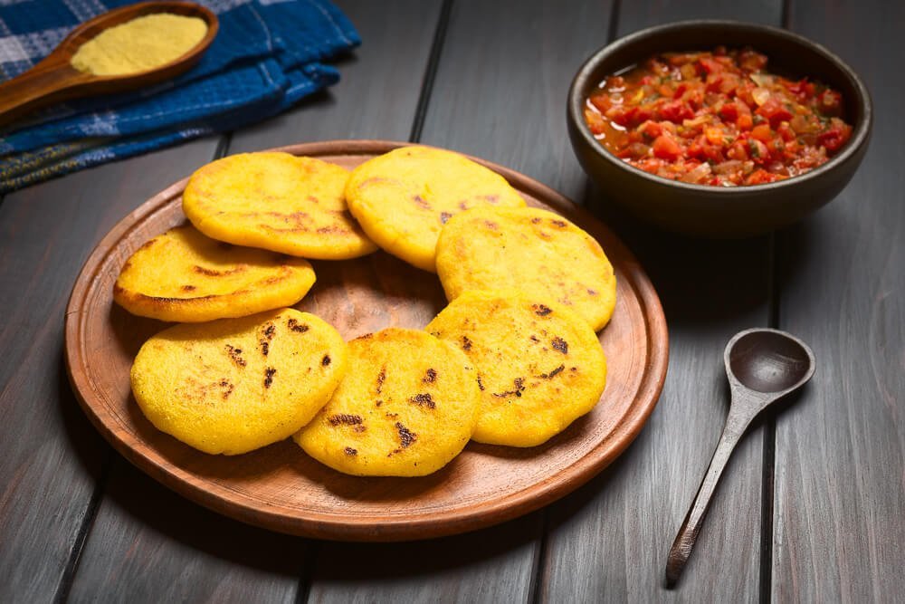Pratos com arepas: receita típica da Colômbia.