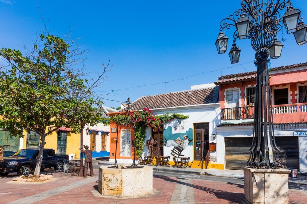 Rua com casas coloridas, em frente a uma praça, em Getsemaní.