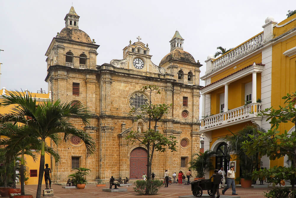 Vista para a fachada de pedras da Igreja de São Pedro Claver.