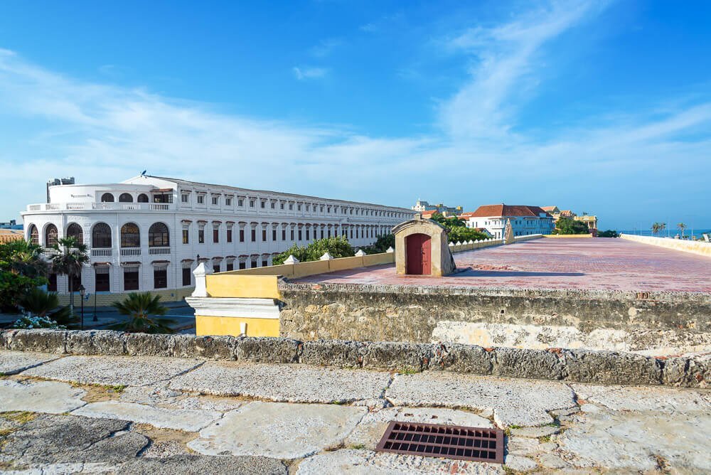 Parte superior da muralha de Cartagena e, ao fundo, o Colegio Salesiano San Pedro Claver.