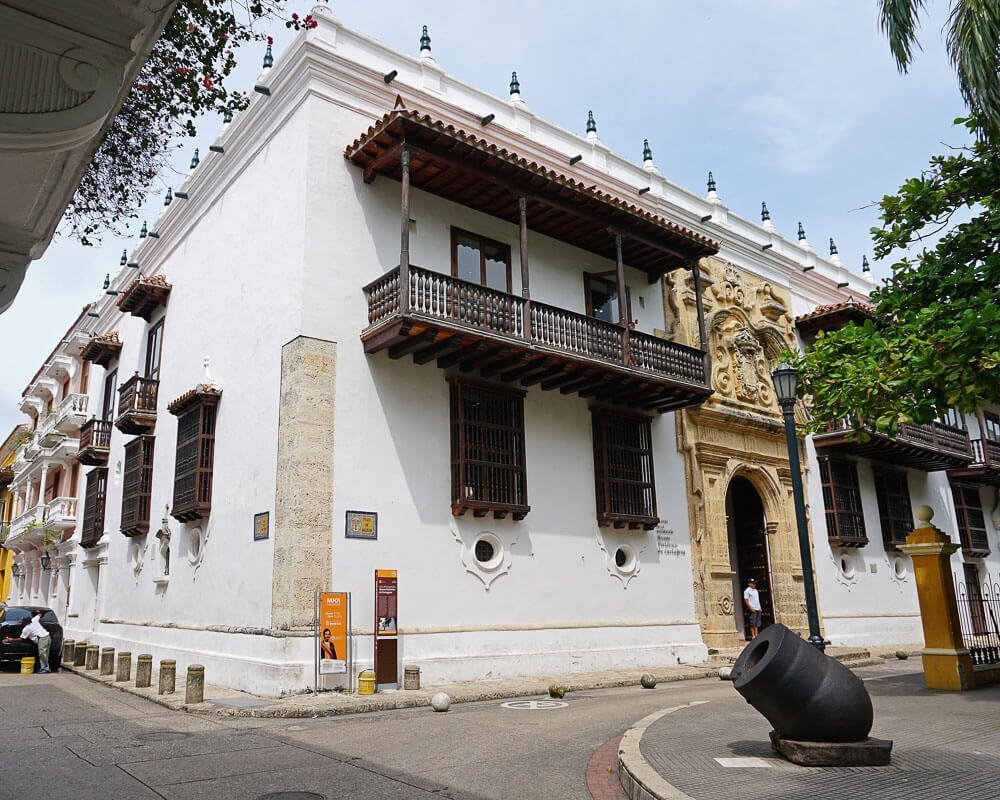Fachada do prédio colonial do Palácio da Inquisição.