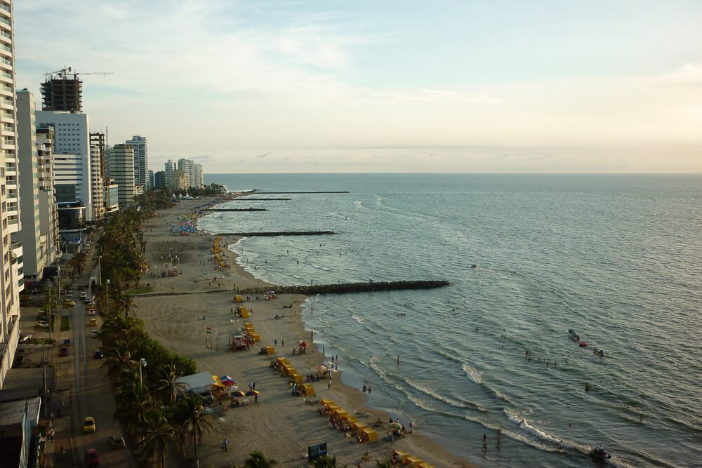 Visão aérea da Playa Bocagrande. À esquerda, há prédios de luxo à beira-mar.