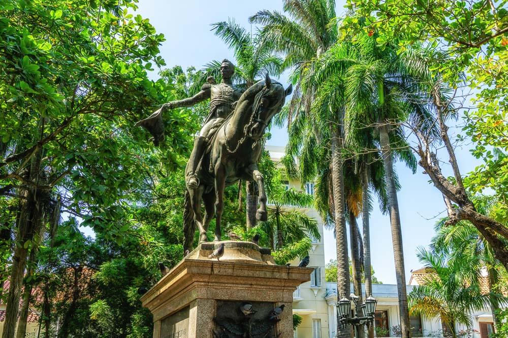 Estátua equestre de Simon Bolívar, na Plaza de Bolívar. Há árvores ao fundo.