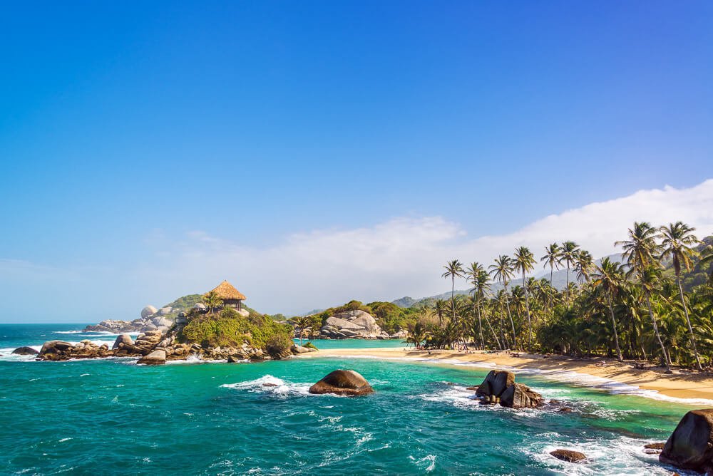 Praia de águas cristalinas no Parque de Tayrona.