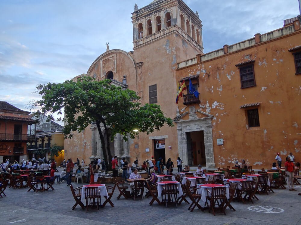 Plaza Santo Domingo com várias mesas de restaurantes.