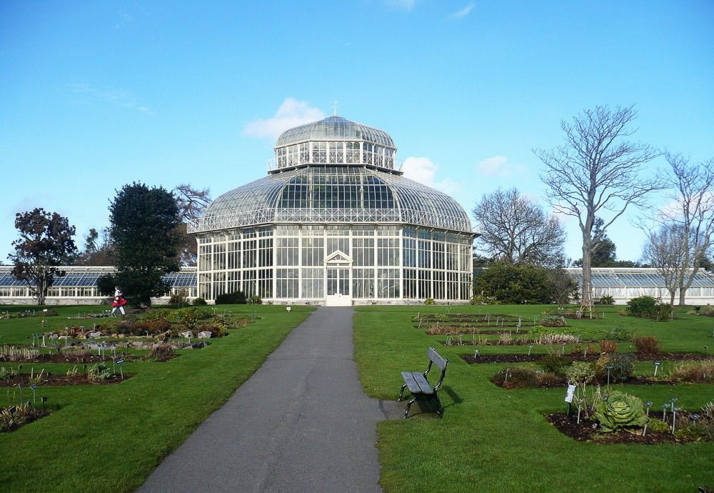 National Botanic Gardens com estufa e jardins laterais.