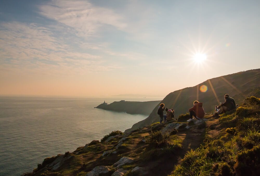 Montanha de Howth com mar pessoas à direita.