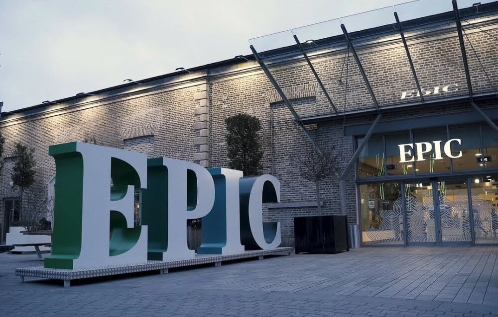 Fachada do EPIC Irish Emigration Museum, em Dublin. Há um letreiro grande à esquerda da fachada do museu.