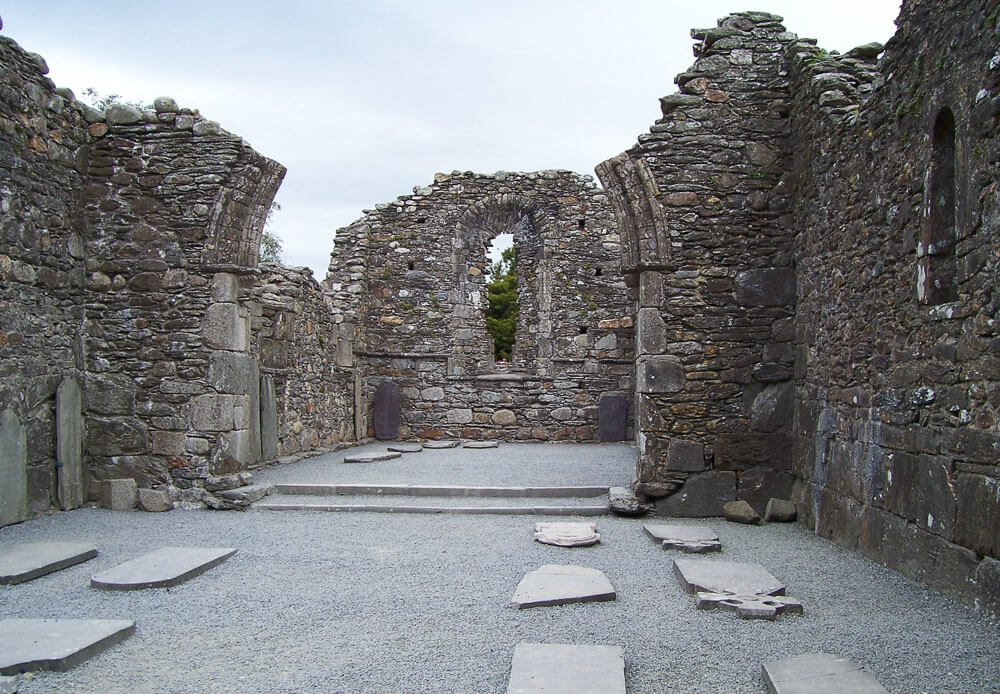 Interior de ruínas de Catedral em Glendalough.