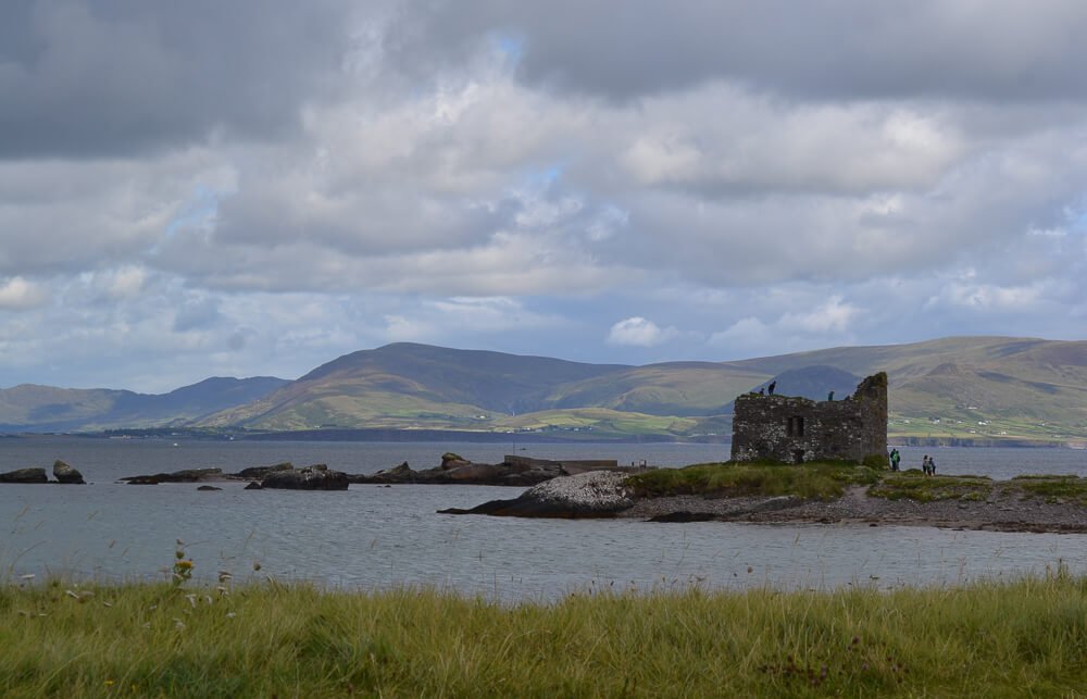 Limerick e rio Shannon. À direita, há as ruínas de um castelo.