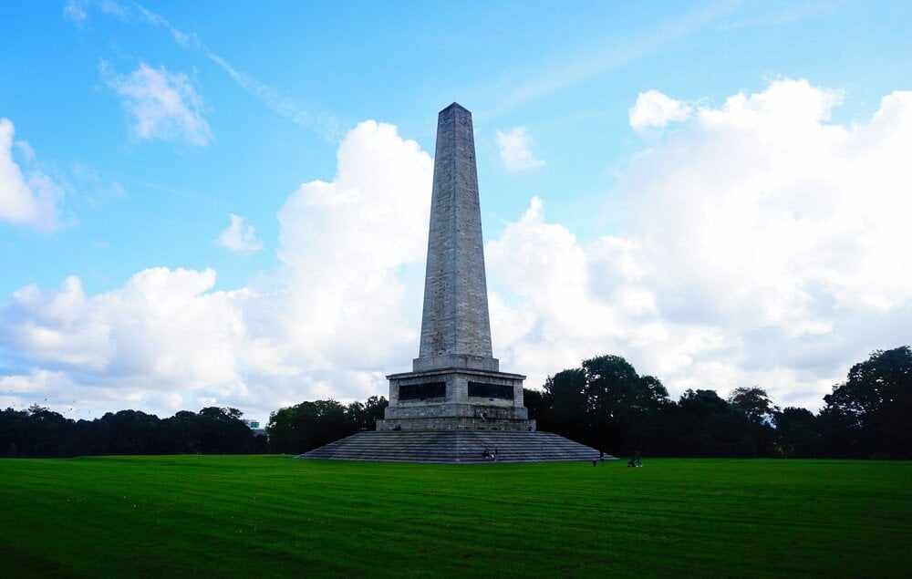 Phoenix Park com monumento de concreto no centro.