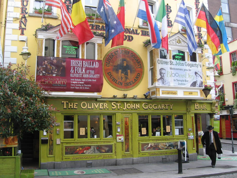 Lateral do The Oliver St. John Gogarty, em Dublin. Há bandeiras na fachada do pub.