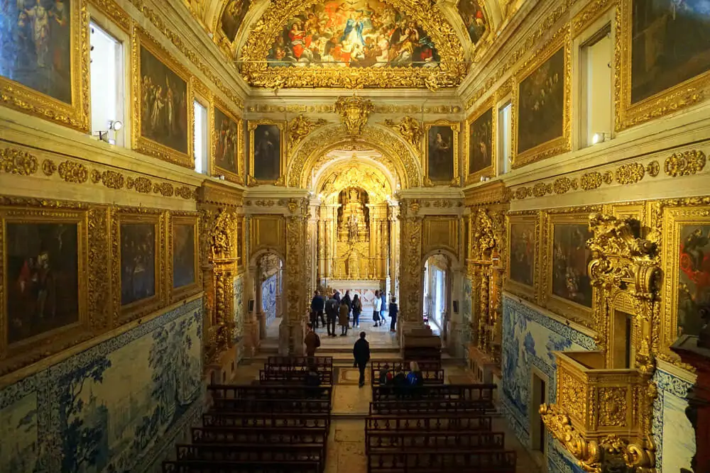 Capela do Museu Nacional do Azulejo com muito ouro e azuleijos portugueses nas laterais.