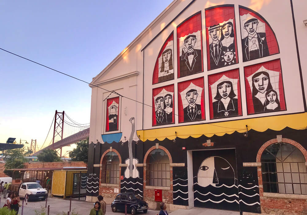 Fachada no LX Factory com desenhos no estilo de cordéis pintados na parede.