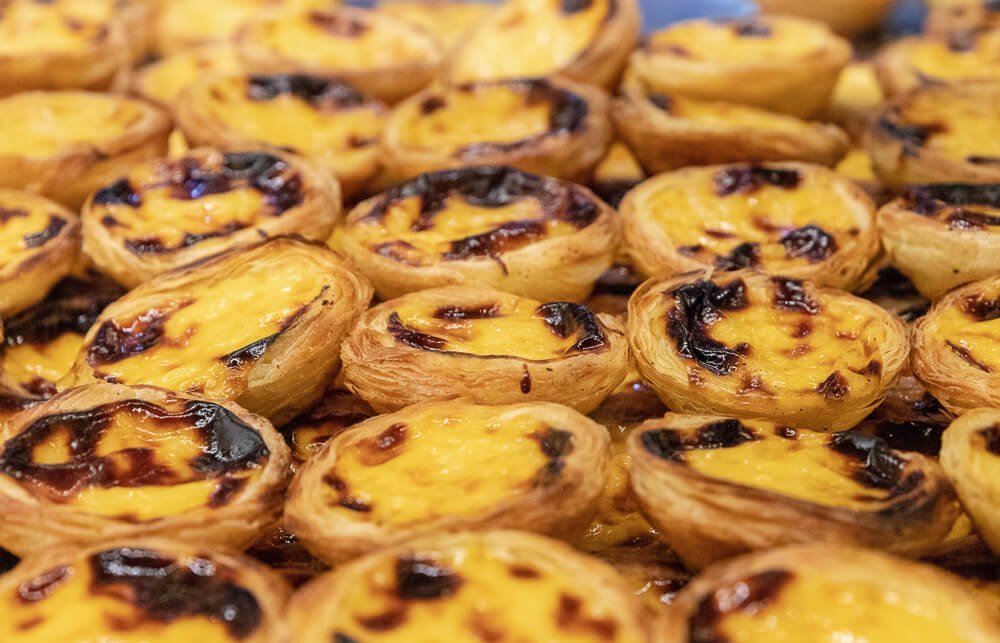 Vários pastéis de Belém lado a lado.