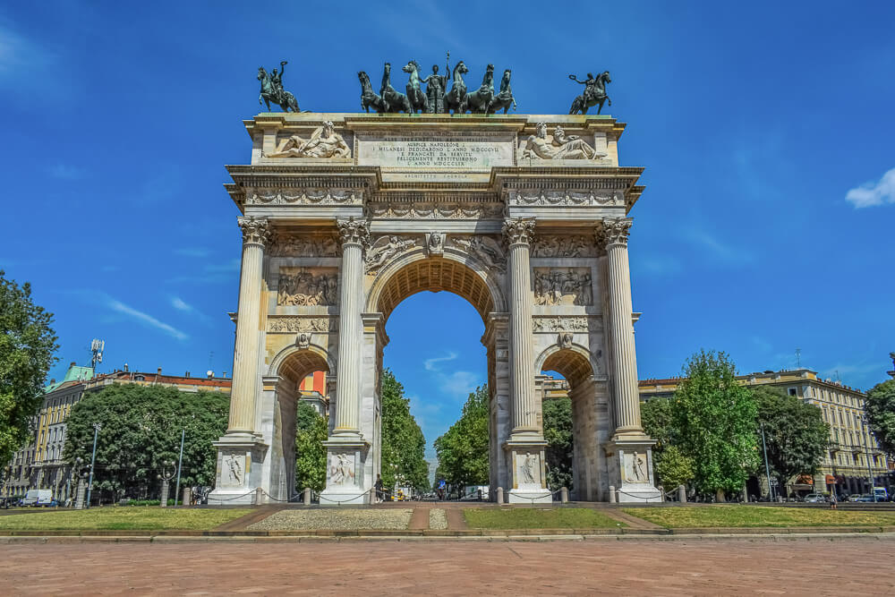 Visão frontal do Arco Della Pace. Há um grande arco estrutura neoclássica.