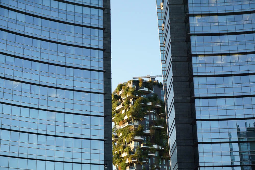 Dois prédios espelhados e, no meio, bosque vertical.