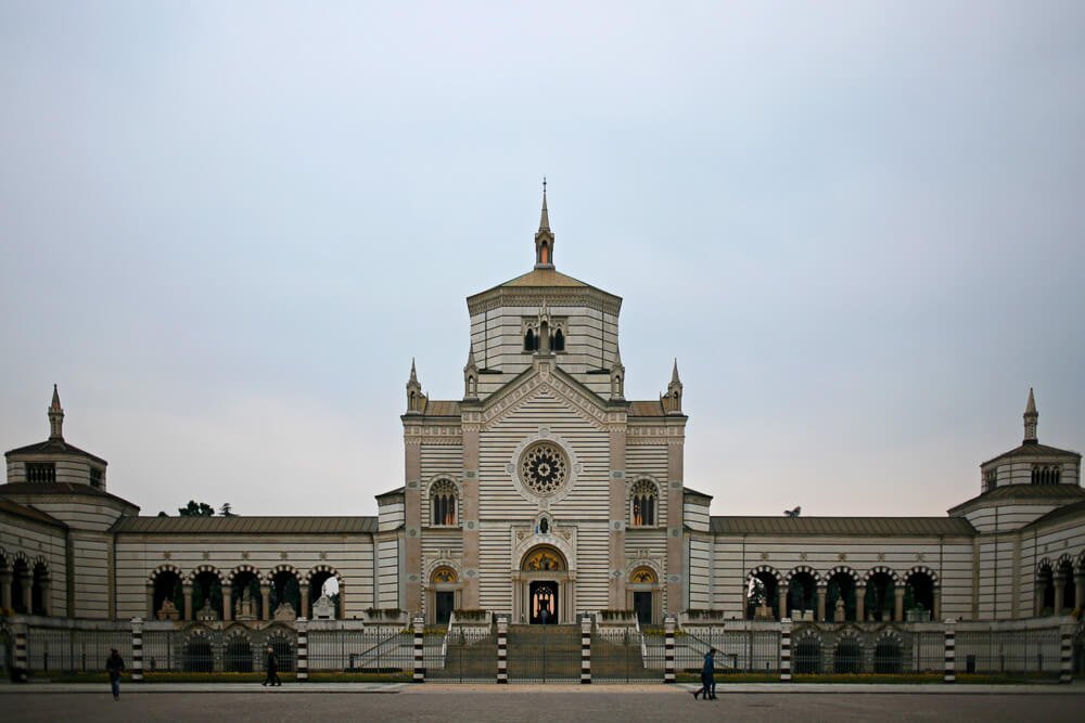 Visão frontal para o Cemitério Monumental.