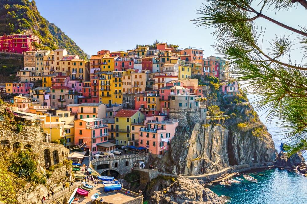 Casas e prédios coloridos em região costeira de Cinque Terre.